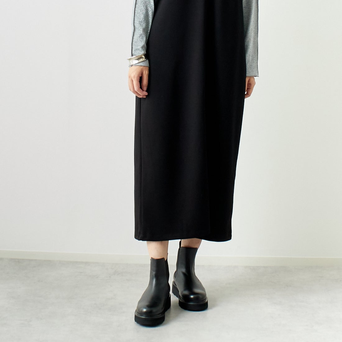 Maison de L'allure [メゾン ドゥ ラリュール] 2WAYタックスリットジャンスカ [M24132009] 09 BLACK &&モデル身長：167cm 着用サイズ：F&&