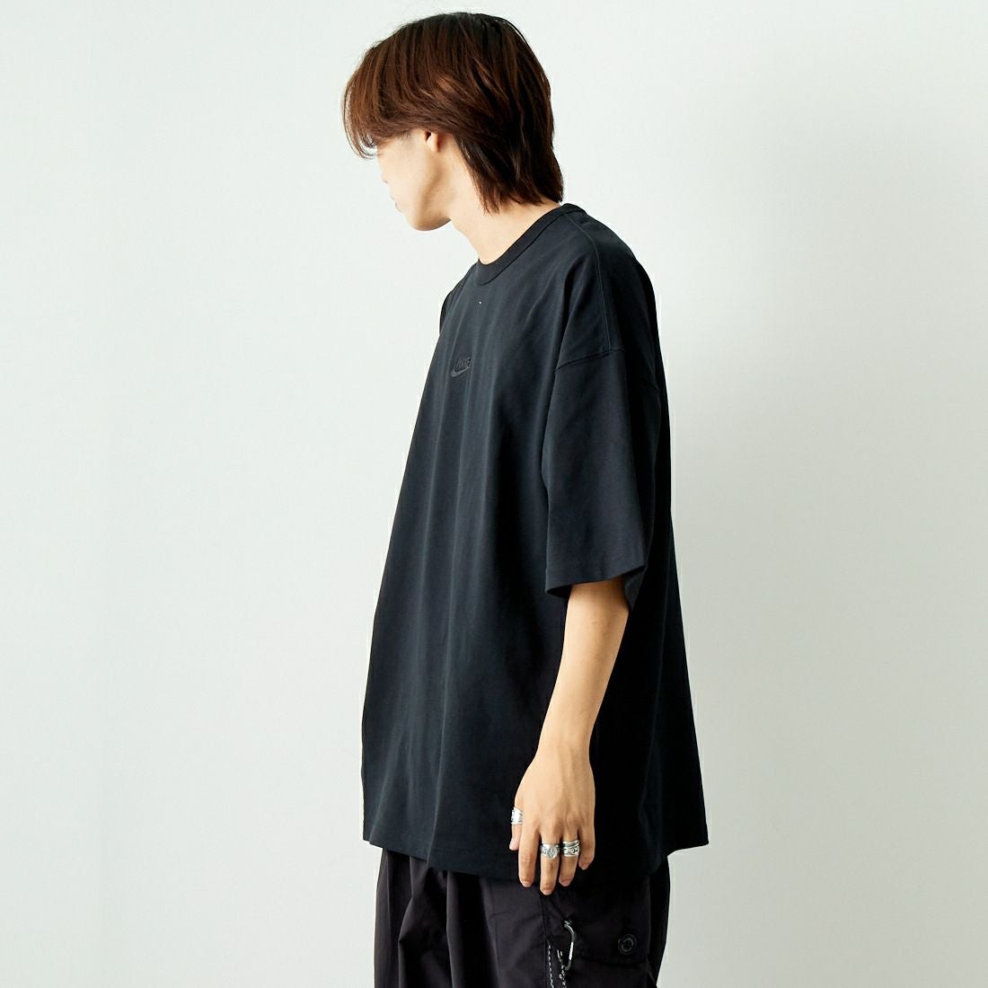 NIKE [ナイキ] プレミアム エッセンシャルTシャツ [HF9607] 010 ﾌﾞﾗｯｸ &&モデル身長：179cm 着用サイズ：L&&