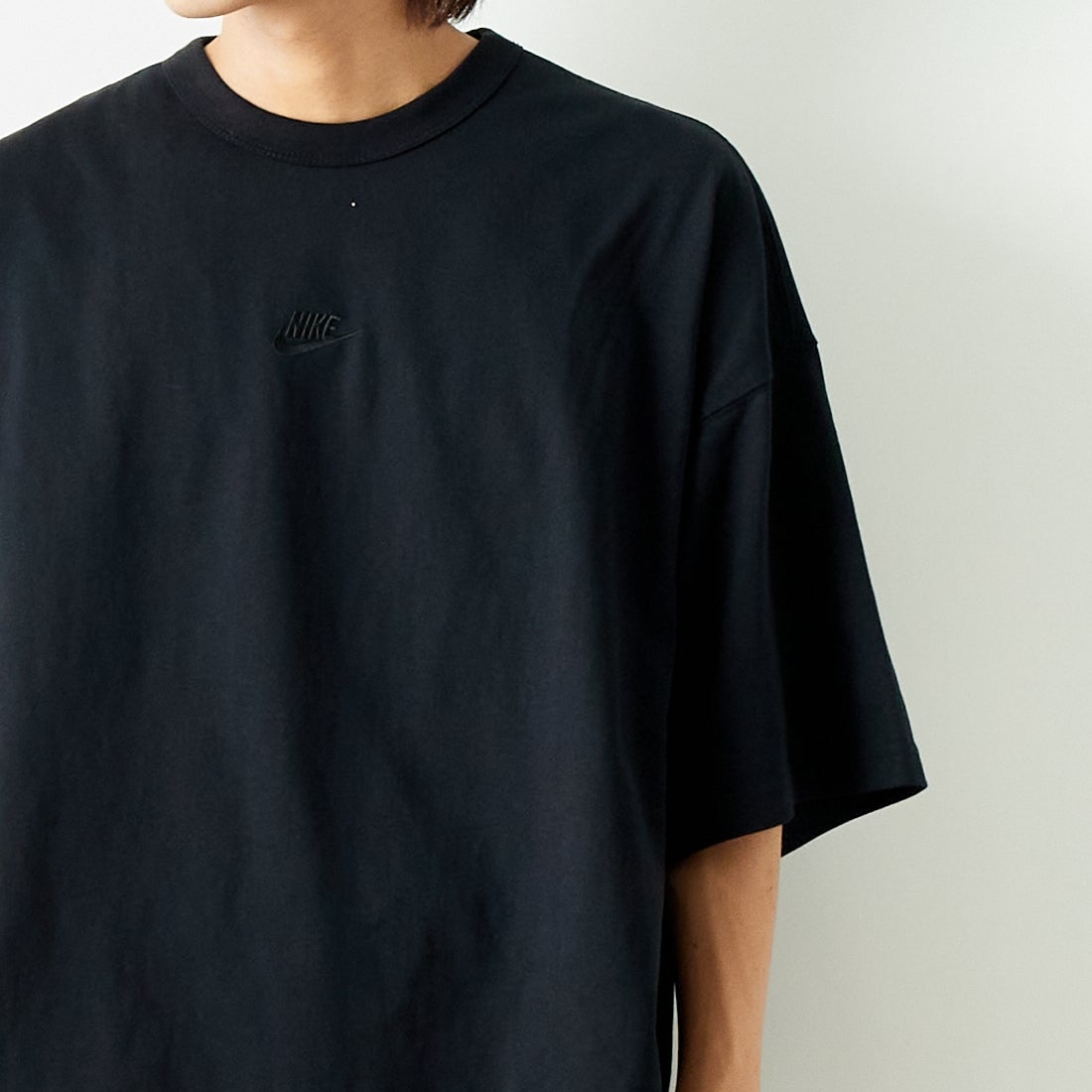 NIKE [ナイキ] プレミアム エッセンシャルTシャツ [HF9607] 010 ﾌﾞﾗｯｸ &&モデル身長：179cm 着用サイズ：L&&