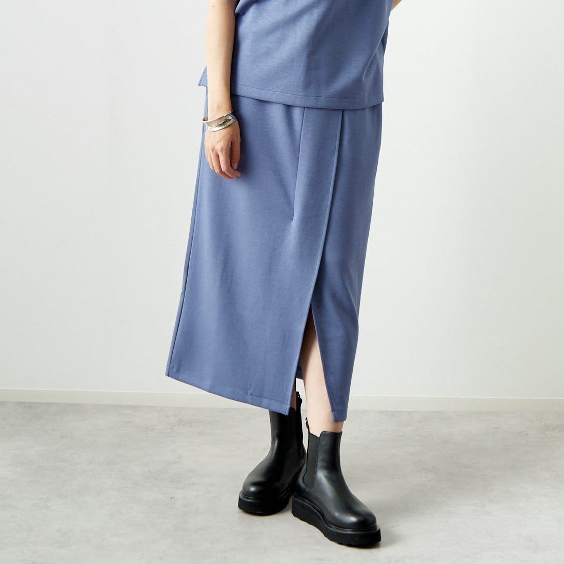 Maison de L'allure [メゾン ドゥ ラリュール] タックスリットダンボールスカート [M24132008] 12 BLUE &&モデル身長：167cm 着用サイズ：M&&