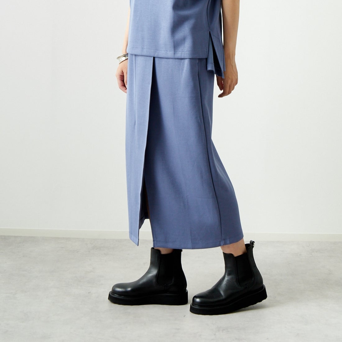 Maison de L'allure [メゾン ドゥ ラリュール] タックスリットダンボールスカート [M24132008] 12 BLUE &&モデル身長：167cm 着用サイズ：M&&