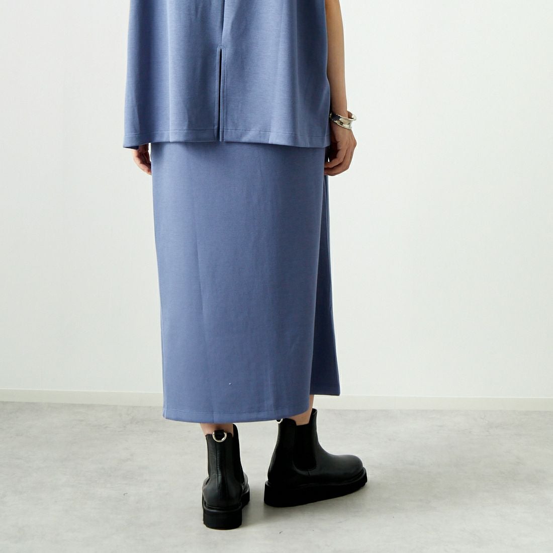 Maison de L'allure [メゾン ドゥ ラリュール] タックスリットダンボールスカート [M24132008] 12 BLUE &&モデル身長：167cm 着用サイズ：M&&