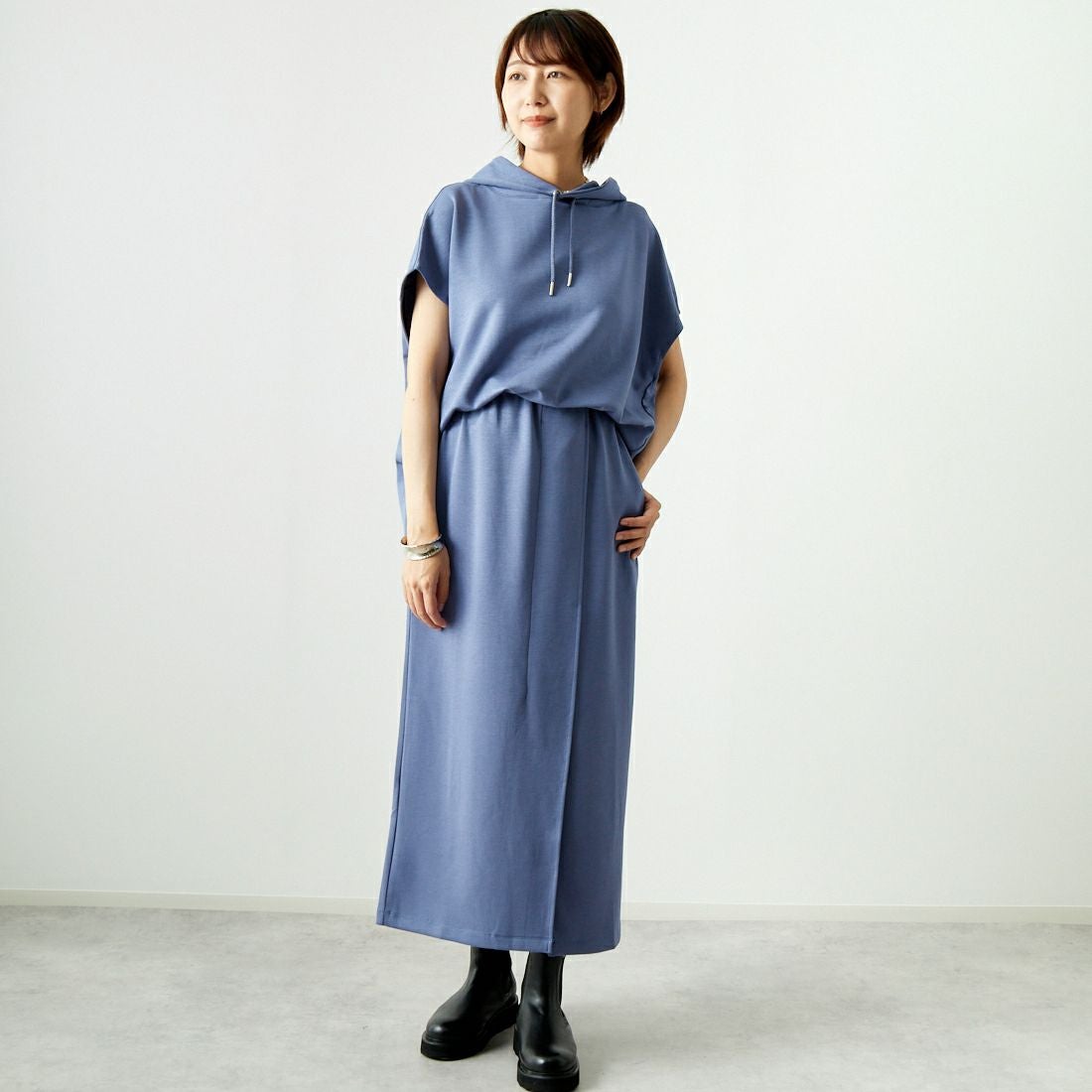 Maison de L'allure [メゾン ドゥ ラリュール] タックスリットダンボールスカート [M24132008] 12 BLUE &&モデル身長：167cm 着用サイズ：M&&