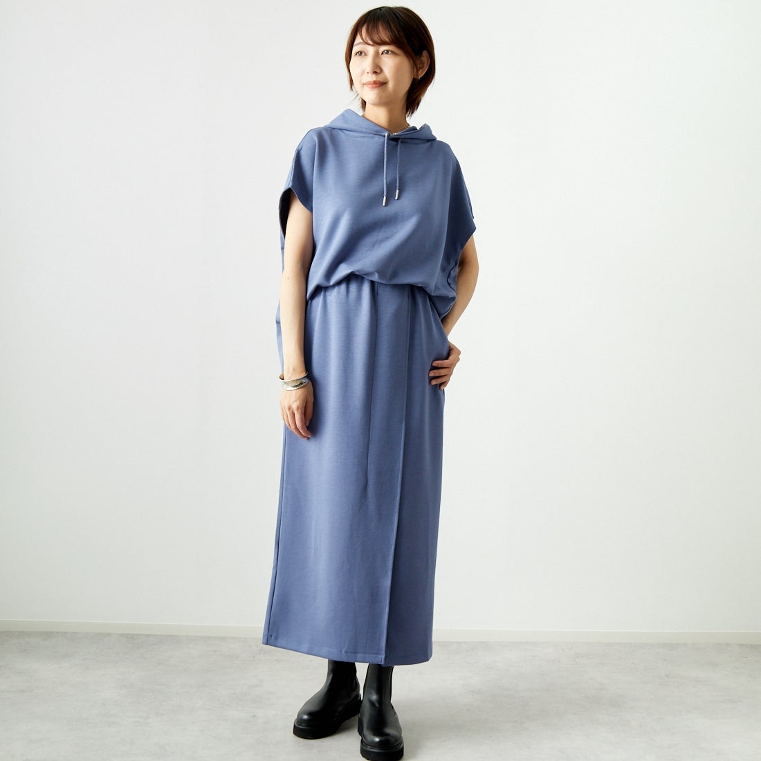 Maison de L'allure [メゾン ドゥ ラリュール] タックスリットダンボールスカート [M24132008] 12 BLUE &&モデル身長：167cm 着用サイズ：M&&