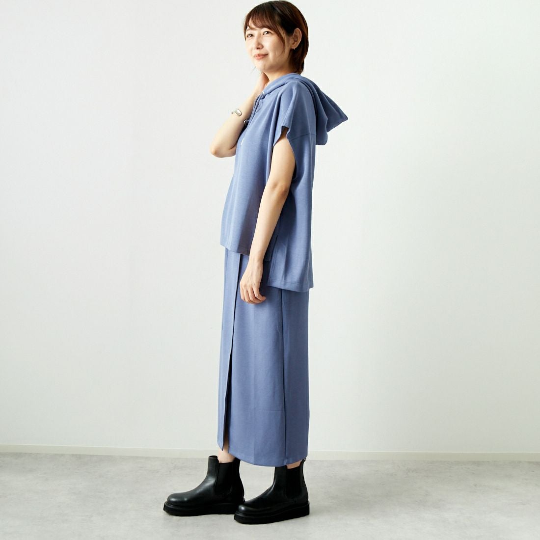 Maison de L'allure [メゾン ドゥ ラリュール] タックスリットダンボールスカート [M24132008] 12 BLUE &&モデル身長：167cm 着用サイズ：M&&