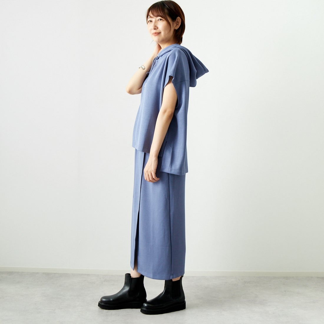 Maison de L'allure [メゾン ドゥ ラリュール] タックスリットダンボールスカート [M24132008] 12 BLUE &&モデル身長：167cm 着用サイズ：M&&