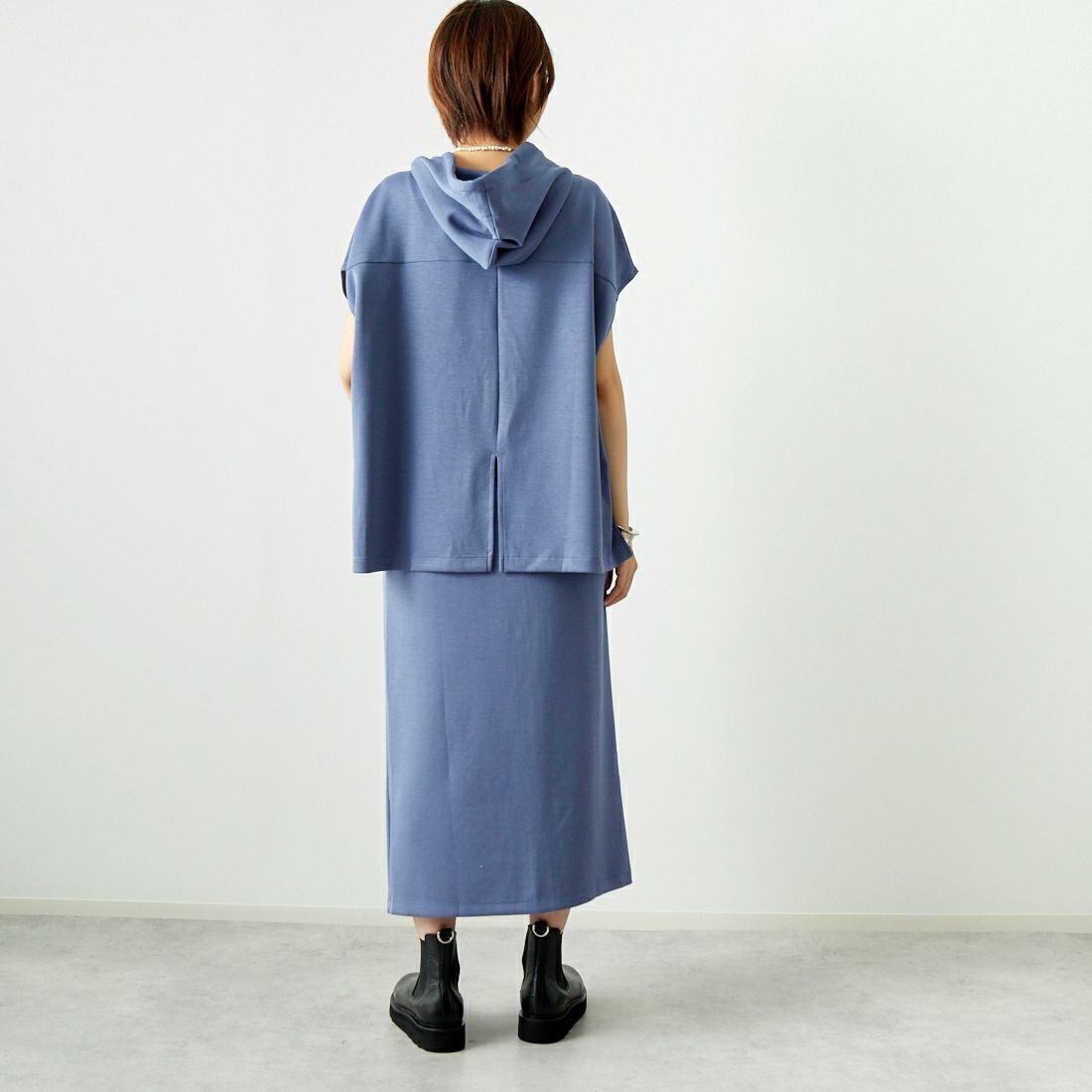 Maison de L'allure [メゾン ドゥ ラリュール] タックスリットダンボールスカート [M24132008] 12 BLUE &&モデル身長：167cm 着用サイズ：M&&