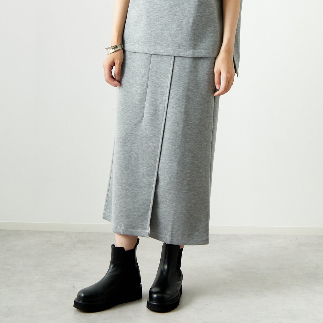 Maison de L'allure [メゾン ドゥ ラリュール] タックスリットダンボールスカート [M24132008] 07 GRAY &&モデル身長：167cm 着用サイズ：M&&