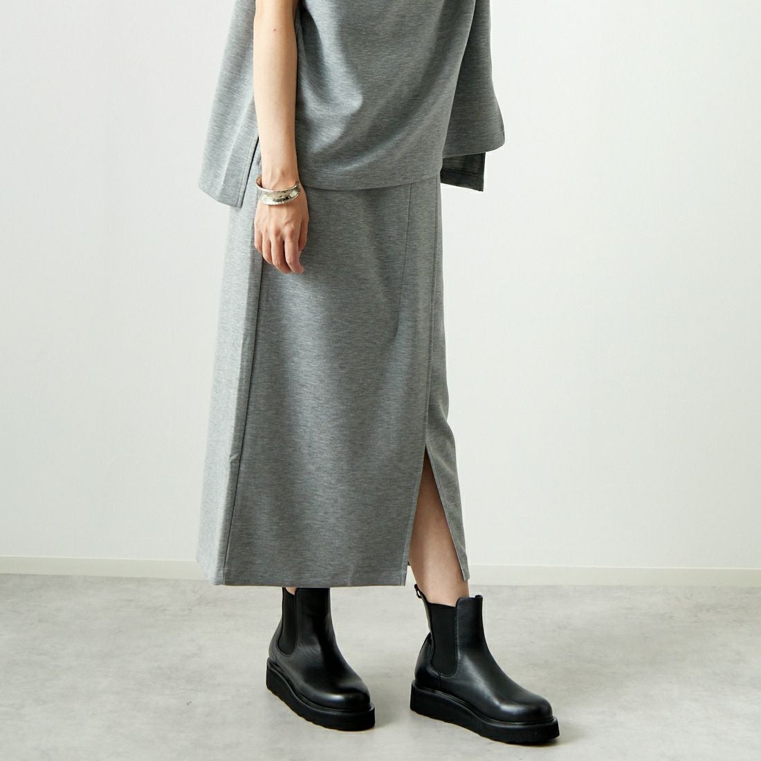 Maison de L'allure [メゾン ドゥ ラリュール] タックスリットダンボールスカート [M24132008] 07 GRAY &&モデル身長：167cm 着用サイズ：M&&