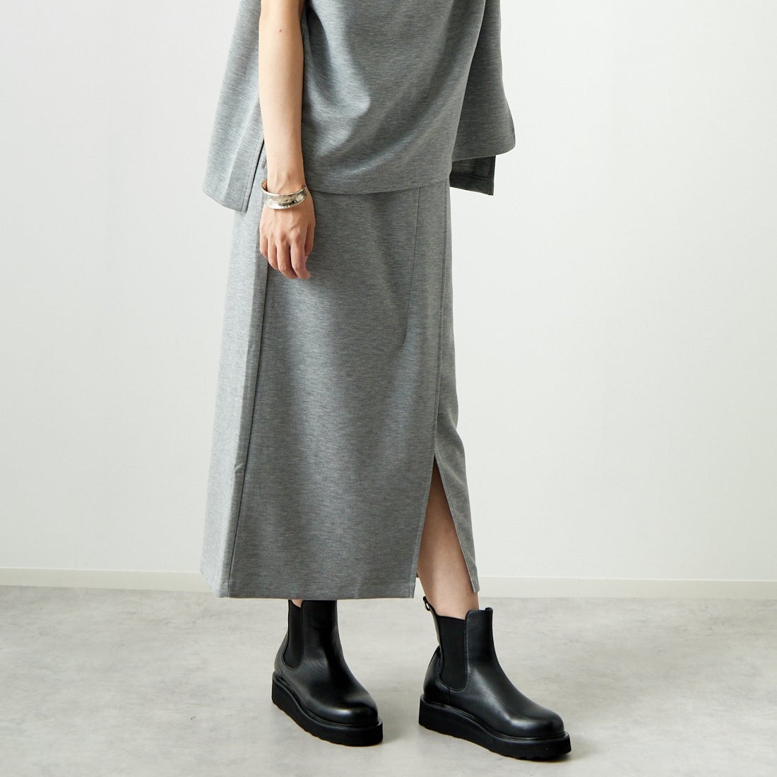 Maison de L'allure [メゾン ドゥ ラリュール] タックスリットダンボールスカート [M24132008] 07 GRAY &&モデル身長：167cm 着用サイズ：M&&