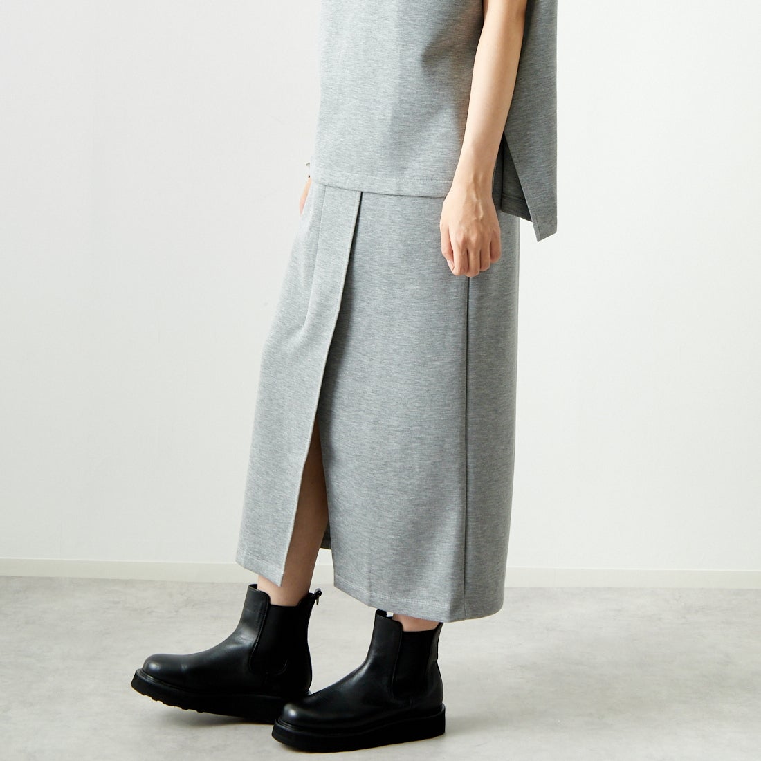 Maison de L'allure [メゾン ドゥ ラリュール] タックスリットダンボールスカート [M24132008] 07 GRAY &&モデル身長：167cm 着用サイズ：M&&