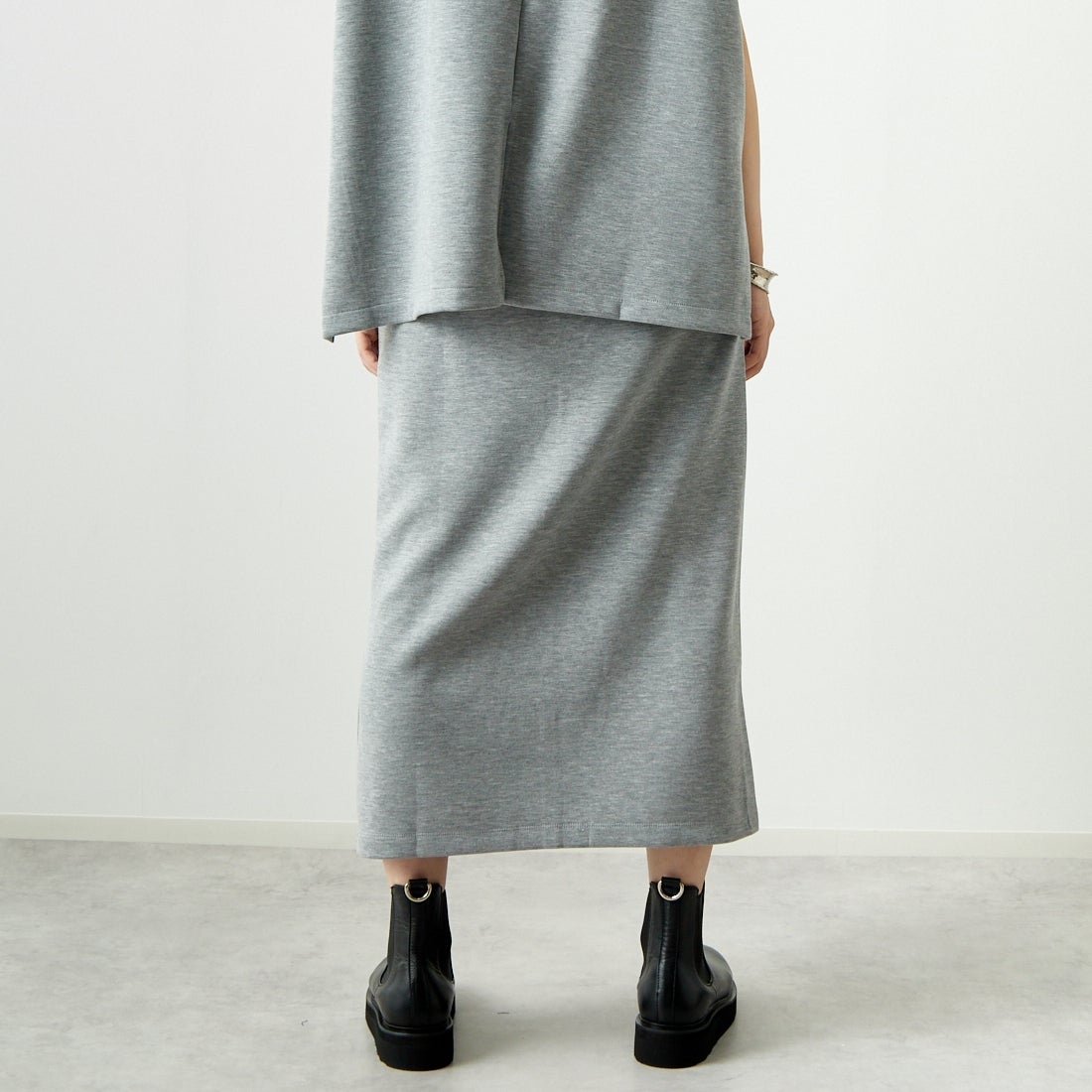 Maison de L'allure [メゾン ドゥ ラリュール] タックスリットダンボールスカート [M24132008] 07 GRAY &&モデル身長：167cm 着用サイズ：M&&