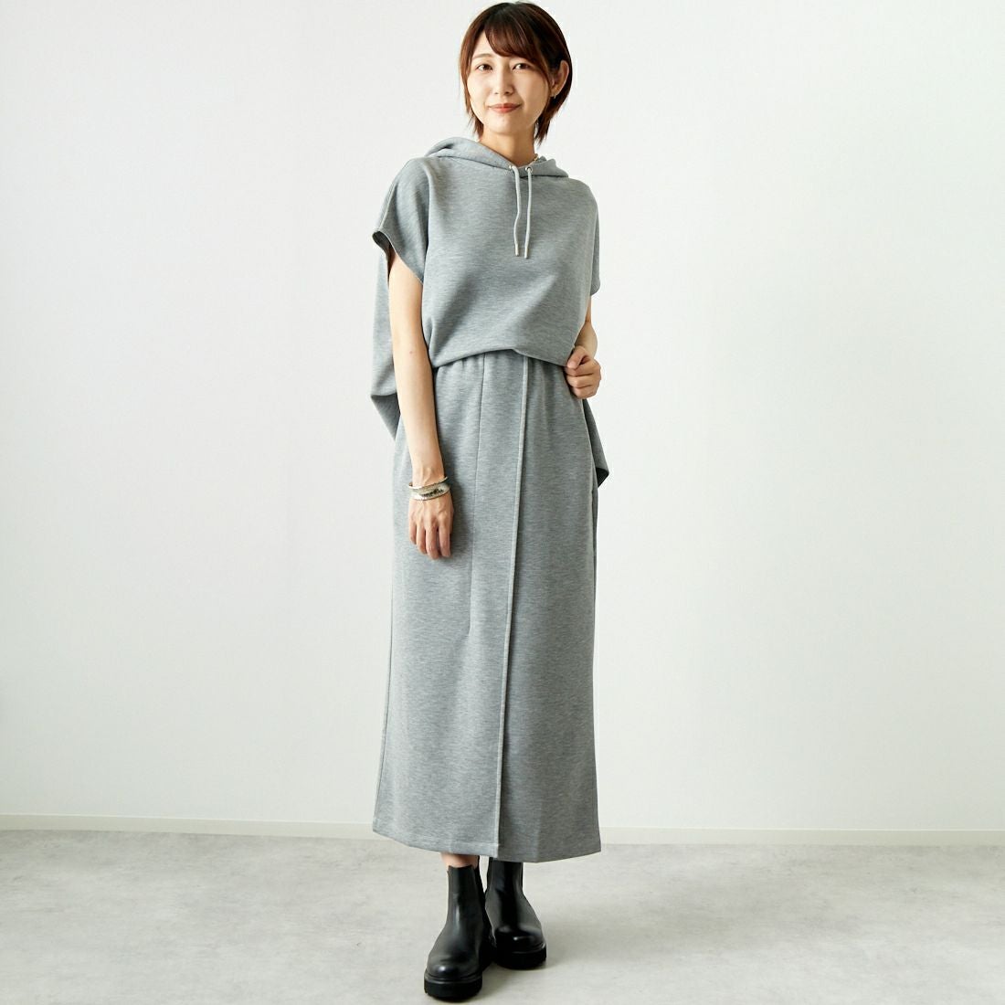 Maison de L'allure [メゾン ドゥ ラリュール] タックスリットダンボールスカート [M24132008] 07 GRAY &&モデル身長：167cm 着用サイズ：M&&
