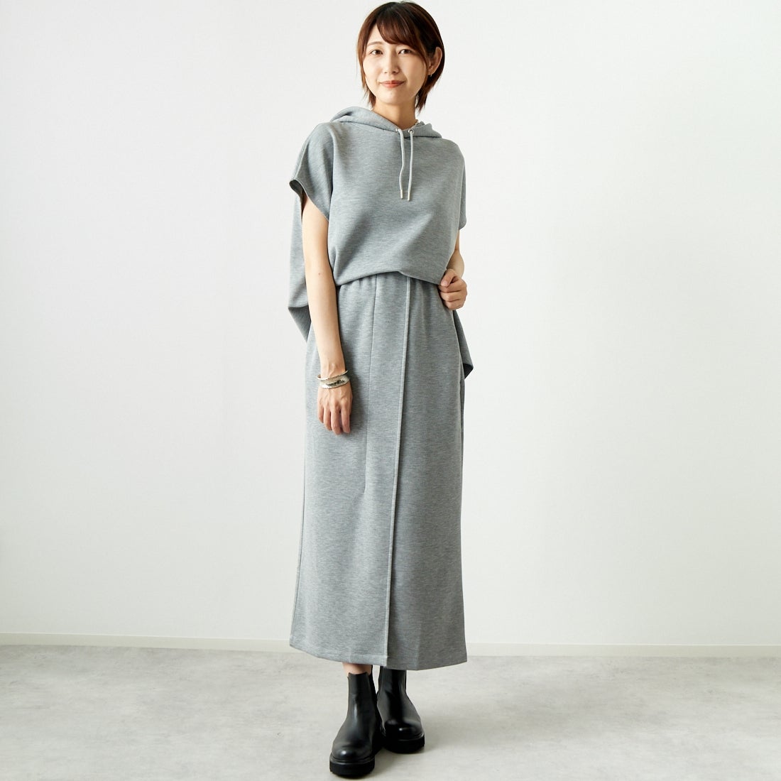 Maison de L'allure [メゾン ドゥ ラリュール] タックスリットダンボールスカート [M24132008] 07 GRAY &&モデル身長：167cm 着用サイズ：M&&