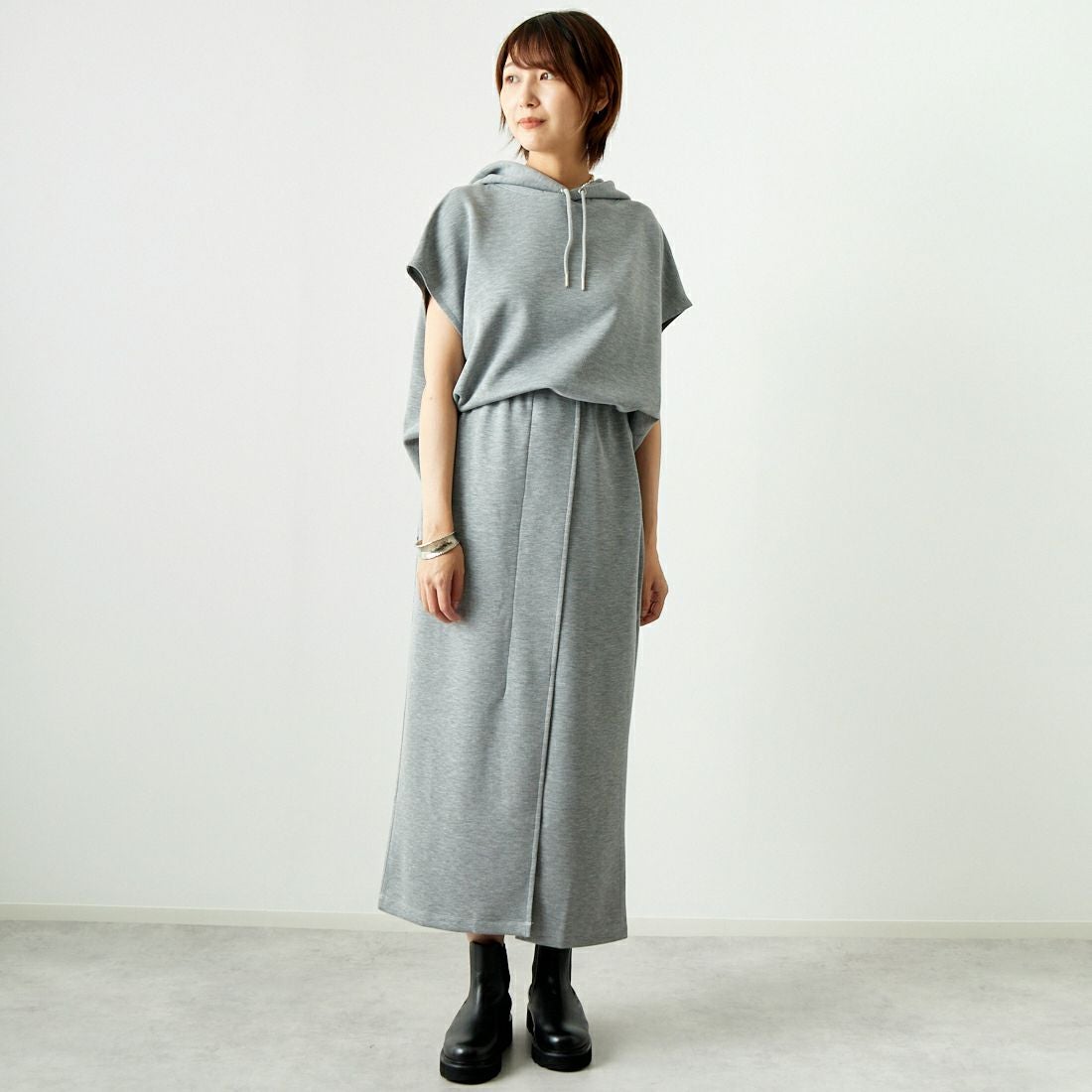 Maison de L'allure [メゾン ドゥ ラリュール] タックスリットダンボールスカート [M24132008] 07 GRAY &&モデル身長：167cm 着用サイズ：M&&