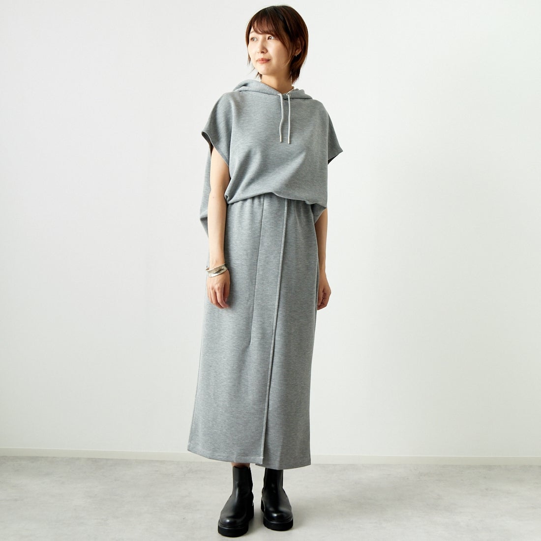 Maison de L'allure [メゾン ドゥ ラリュール] タックスリットダンボールスカート [M24132008] 07 GRAY &&モデル身長：167cm 着用サイズ：M&&