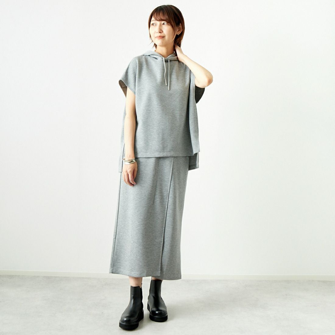 Maison de L'allure [メゾン ドゥ ラリュール] タックスリットダンボールスカート [M24132008] 07 GRAY &&モデル身長：167cm 着用サイズ：M&&