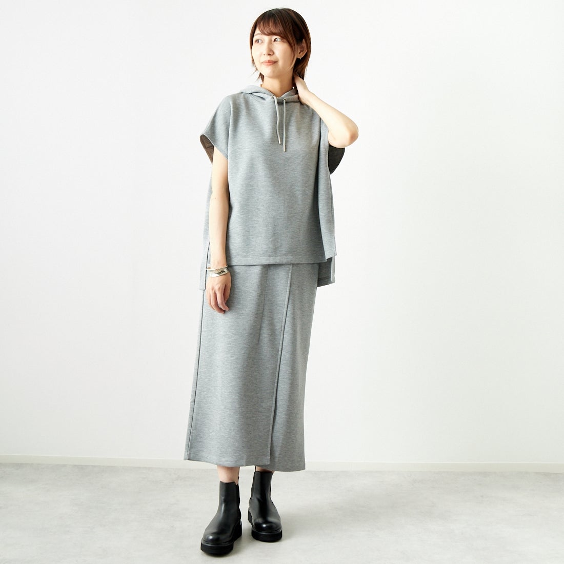 Maison de L'allure [メゾン ドゥ ラリュール] タックスリットダンボールスカート [M24132008] 07 GRAY &&モデル身長：167cm 着用サイズ：M&&