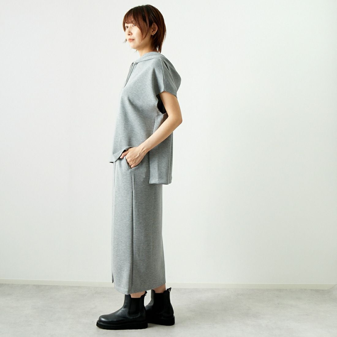 Maison de L'allure [メゾン ドゥ ラリュール] タックスリットダンボールスカート [M24132008] 07 GRAY &&モデル身長：167cm 着用サイズ：M&&