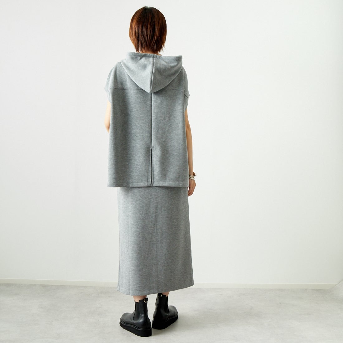 Maison de L'allure [メゾン ドゥ ラリュール] タックスリットダンボールスカート [M24132008] 07 GRAY &&モデル身長：167cm 着用サイズ：M&&