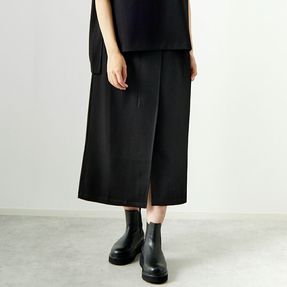 Maison de L'allure [メゾン ドゥ ラリュール] タックスリットダンボールスカート [M24132008] 09 BLACK &&モデル身長：167cm 着用サイズ：M&&