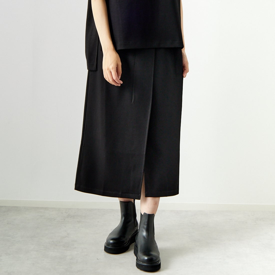 Maison de L'allure [メゾン ドゥ ラリュール] タックスリットダンボールスカート [M24132008] 09 BLACK &&モデル身長：167cm 着用サイズ：M&&