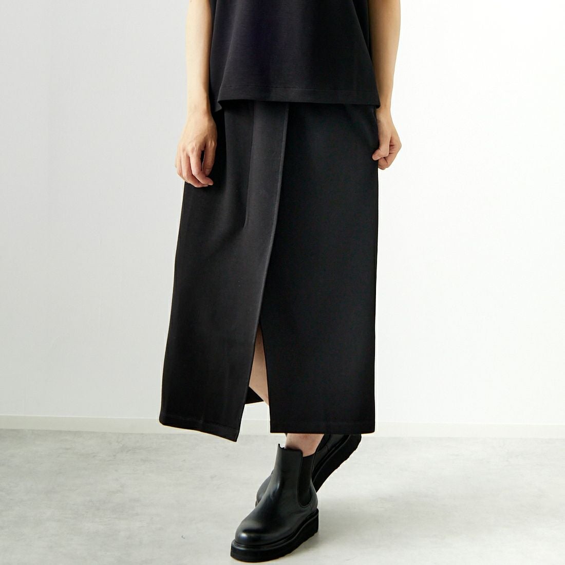 Maison de L'allure [メゾン ドゥ ラリュール] タックスリットダンボールスカート [M24132008] 09 BLACK &&モデル身長：167cm 着用サイズ：M&&