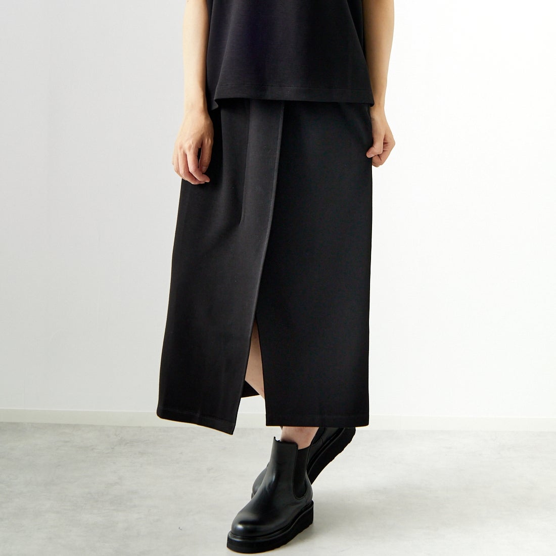 Maison de L'allure [メゾン ドゥ ラリュール] タックスリットダンボールスカート [M24132008] 09 BLACK &&モデル身長：167cm 着用サイズ：M&&