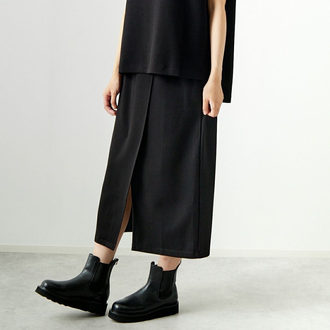 Maison de L'allure [メゾン ドゥ ラリュール] タックスリットダンボールスカート [M24132008] 09 BLACK &&モデル身長：167cm 着用サイズ：M&&