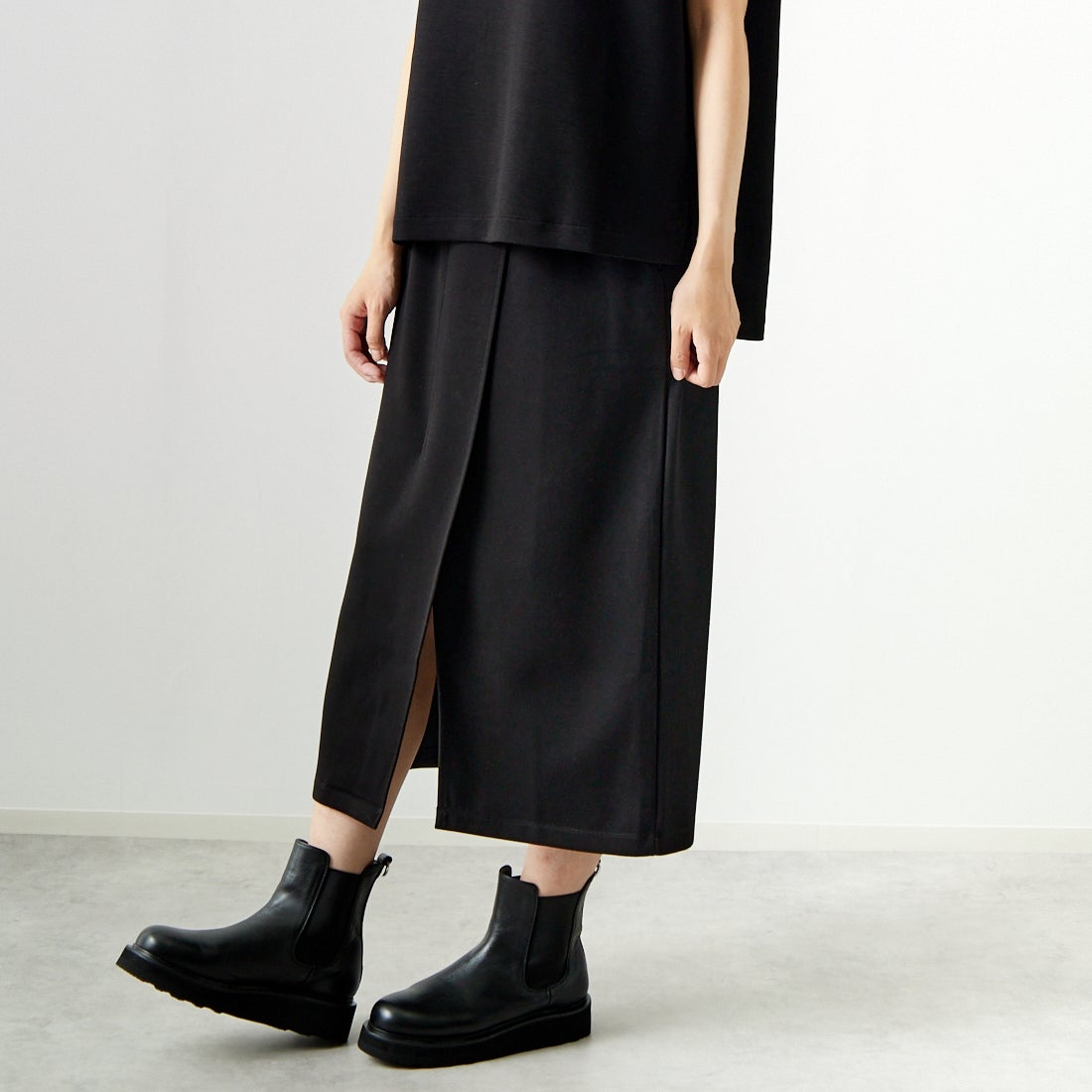 Maison de L'allure [メゾン ドゥ ラリュール] タックスリットダンボールスカート [M24132008] 09 BLACK &&モデル身長：167cm 着用サイズ：M&&