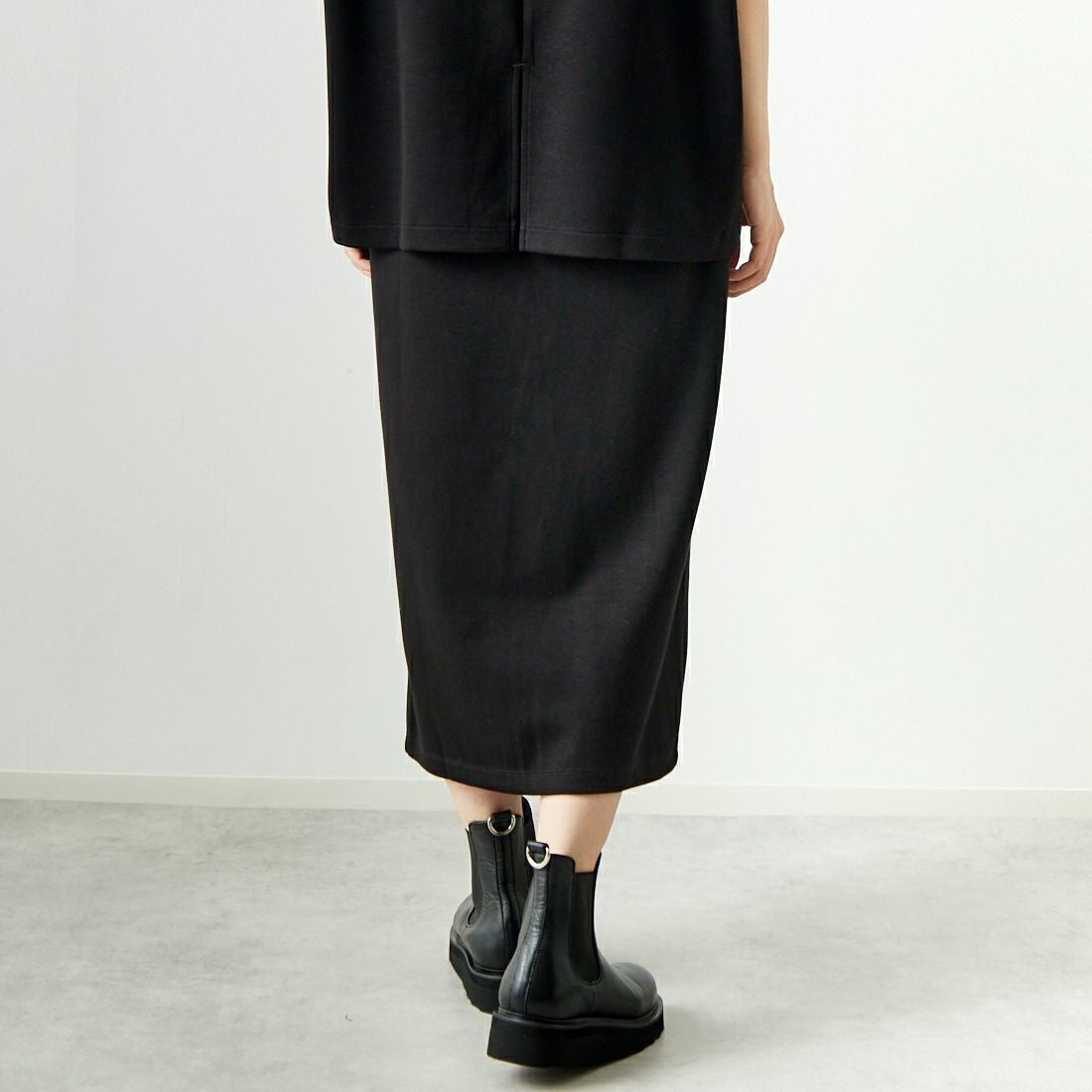 Maison de L'allure [メゾン ドゥ ラリュール] タックスリットダンボールスカート [M24132008] 09 BLACK &&モデル身長：167cm 着用サイズ：M&&