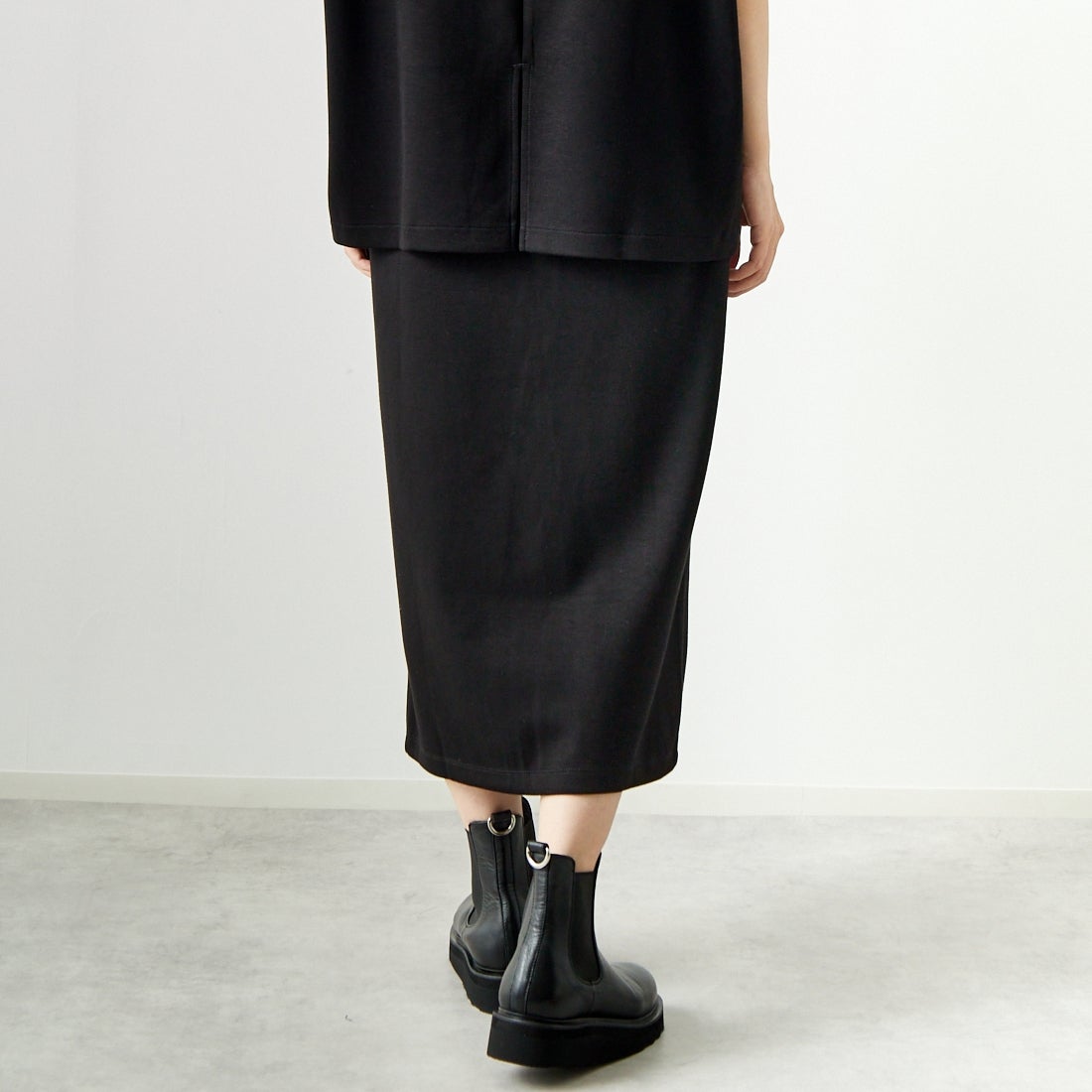 Maison de L'allure [メゾン ドゥ ラリュール] タックスリットダンボールスカート [M24132008] 09 BLACK &&モデル身長：167cm 着用サイズ：M&&