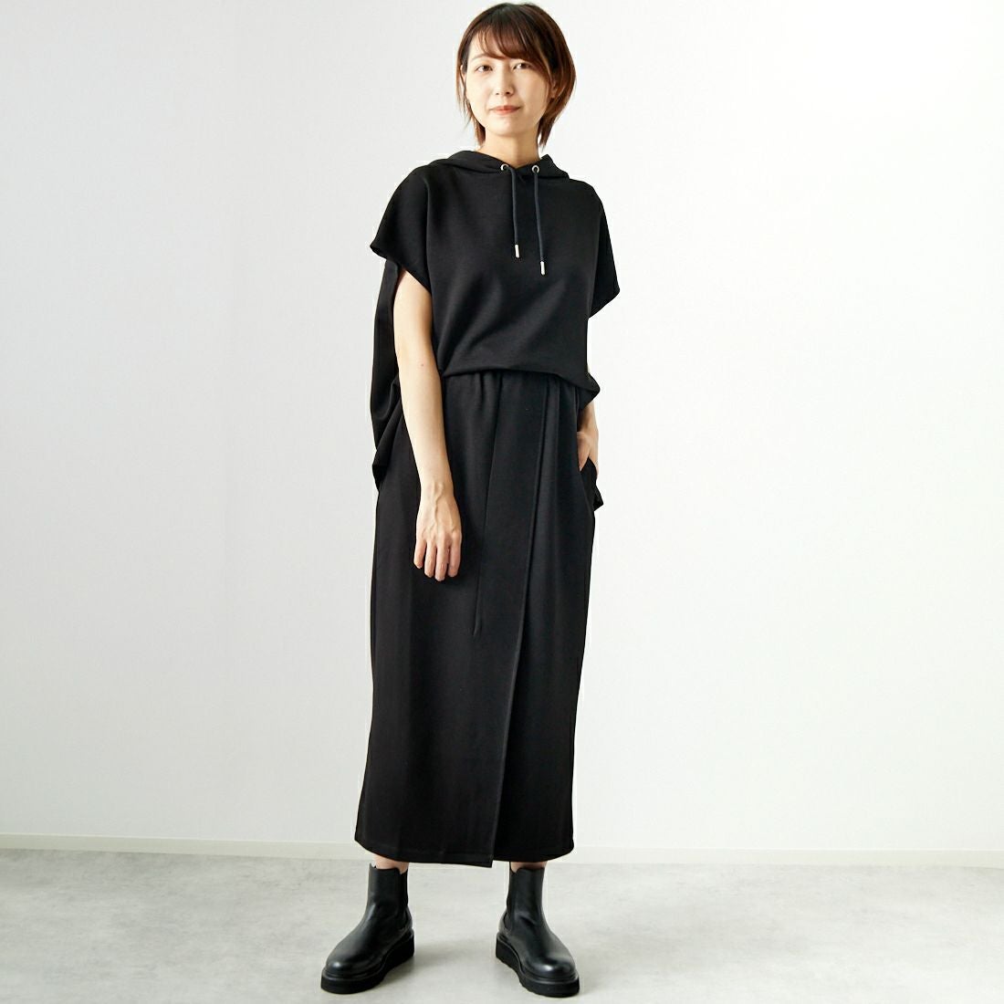 Maison de L'allure [メゾン ドゥ ラリュール] タックスリットダンボールスカート [M24132008] 09 BLACK &&モデル身長：167cm 着用サイズ：M&&