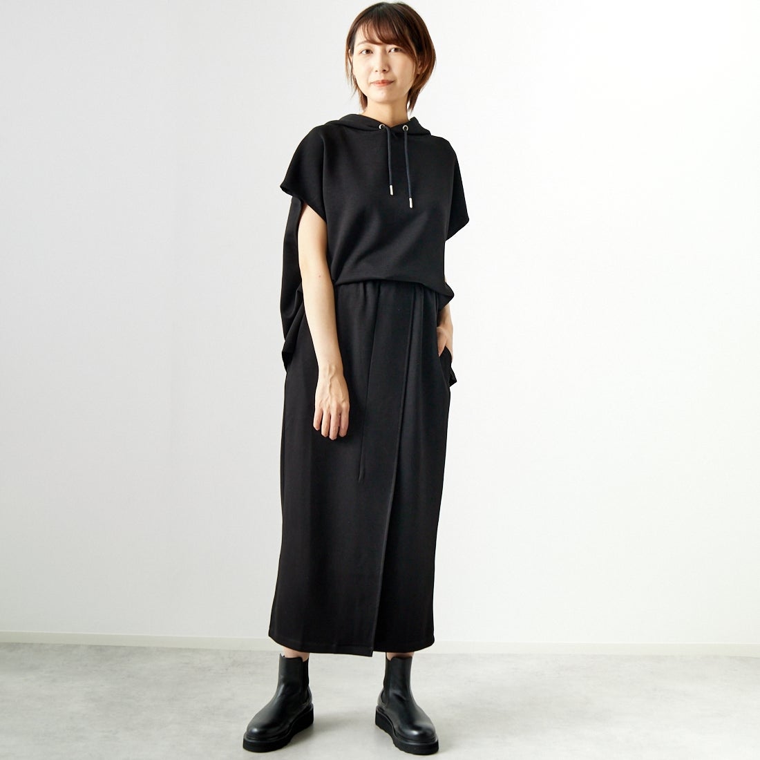 Maison de L'allure [メゾン ドゥ ラリュール] タックスリットダンボールスカート [M24132008] 09 BLACK &&モデル身長：167cm 着用サイズ：M&&