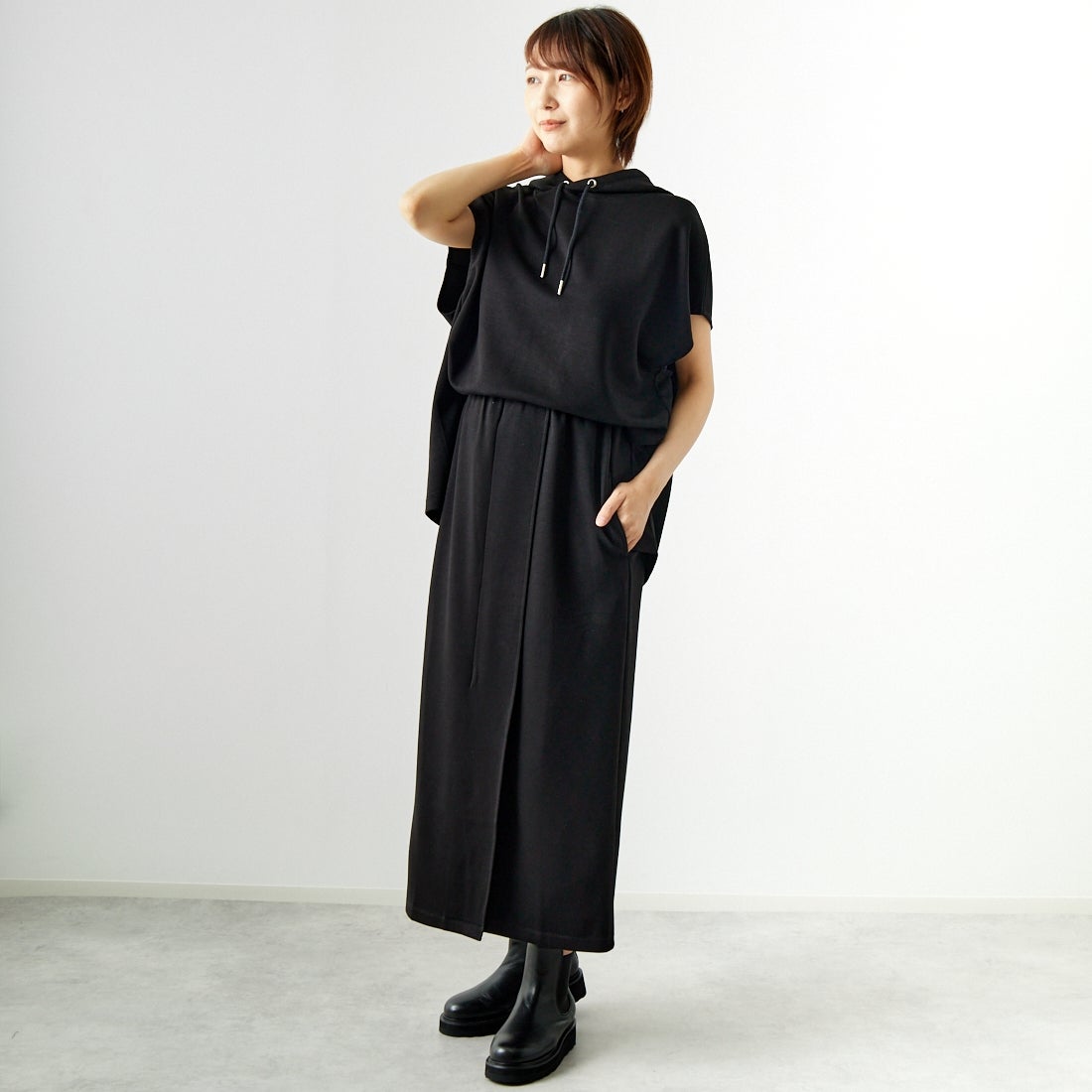 Maison de L'allure [メゾン ドゥ ラリュール] タックスリットダンボールスカート [M24132008] 09 BLACK &&モデル身長：167cm 着用サイズ：M&&