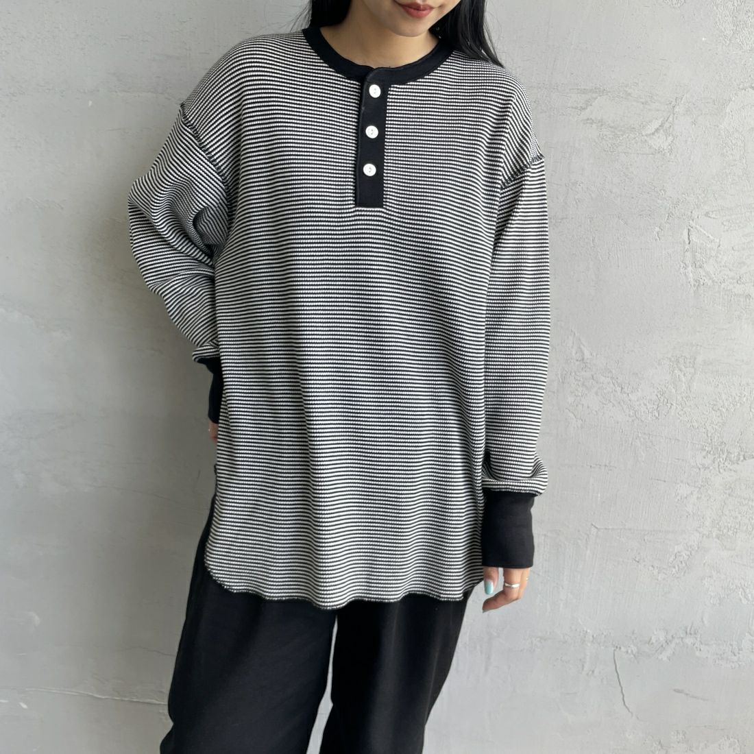 Health knit [ヘルスニット] 別注 ヘンリーネック ワッフルボーダーカットソー [HR2302L005IN-JF] BLK/OFF &&モデル身長：156cm 着用サイズ：F&&
