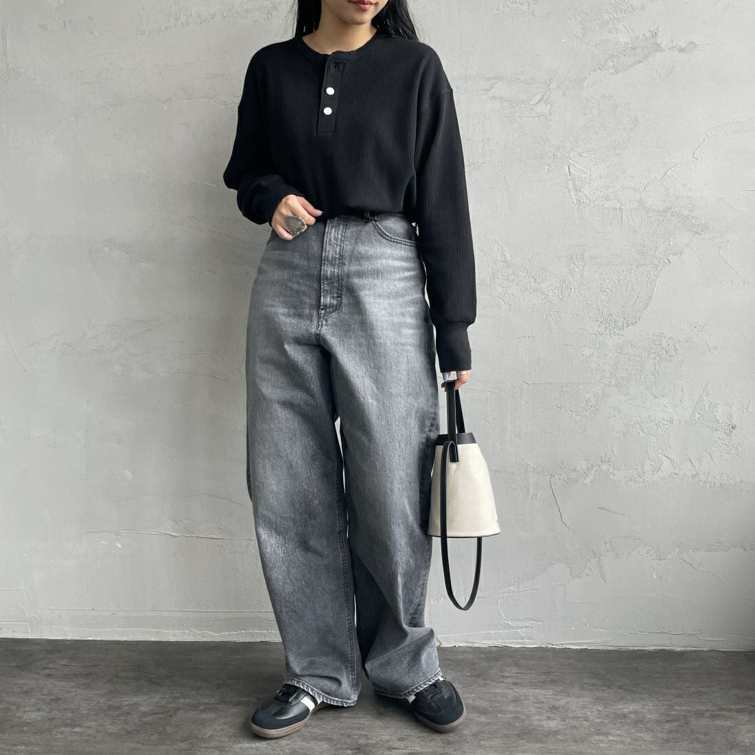 Health knit [ヘルスニット] 別注 ヘンリーネック ワッフルボーダーカットソー [HR2302L005IN-JF] BLACK &&モデル身長：156cm 着用サイズ：F&&