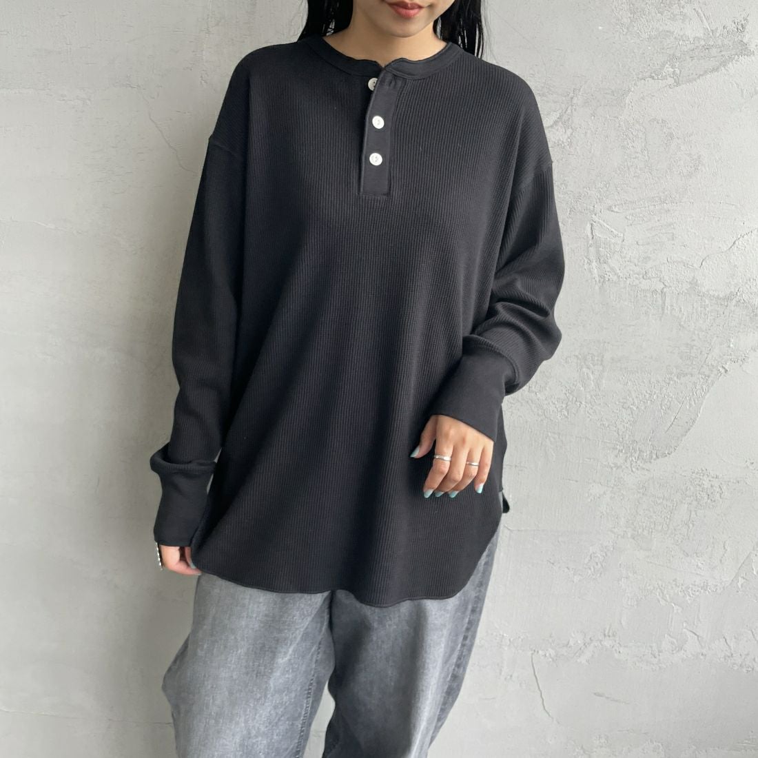 Health knit [ヘルスニット] 別注 ヘンリーネック ワッフルボーダーカットソー [HR2302L005IN-JF] BLACK &&モデル身長：156cm 着用サイズ：F&&