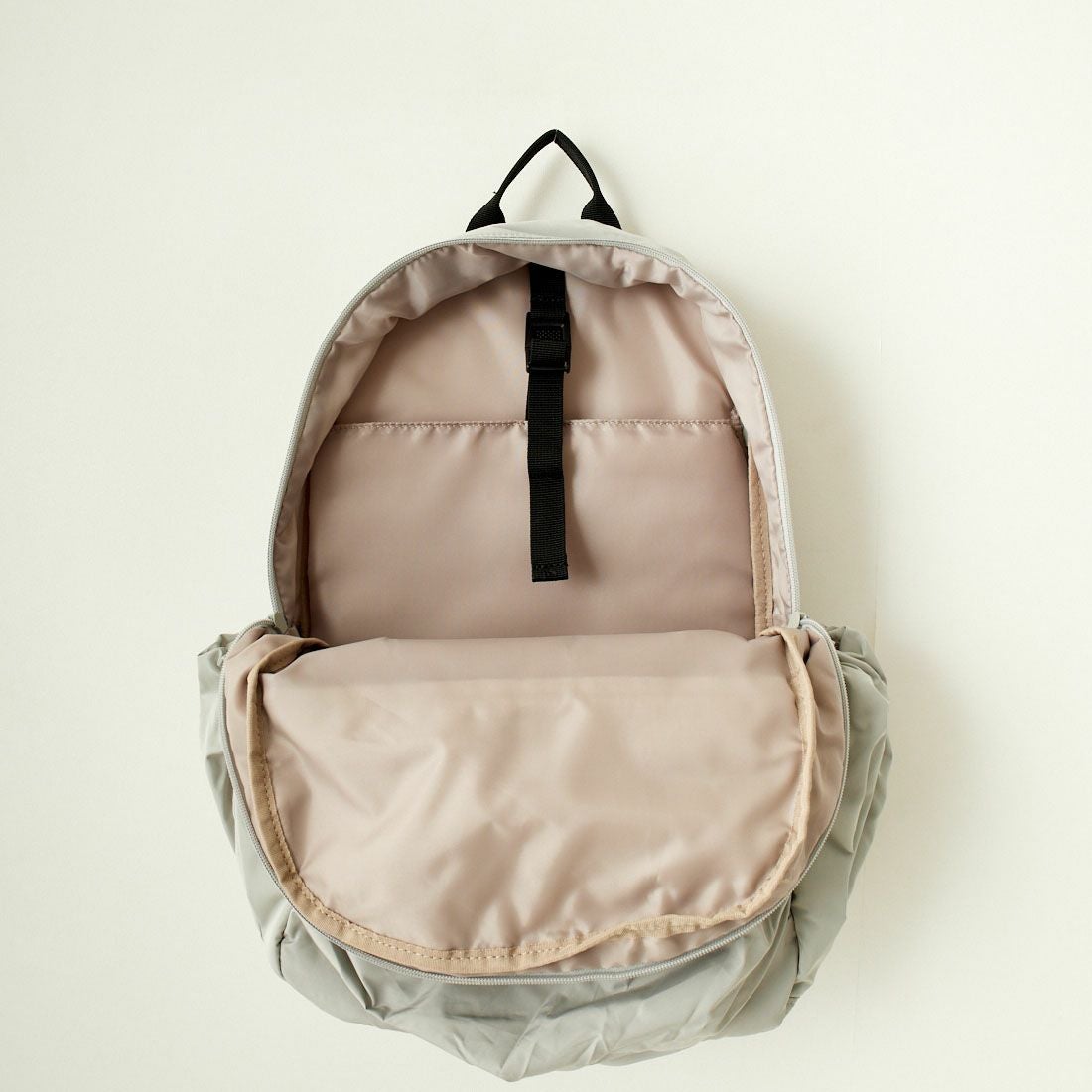 emmi [エミ] エコ撥水ギャザーボディーバックパック [13WGB239304] L.GRY