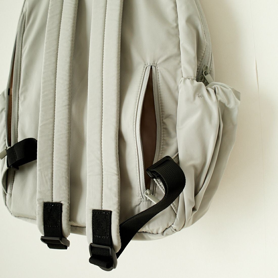 emmi [エミ] エコ撥水ギャザーボディーバックパック [13WGB239304] L.GRY