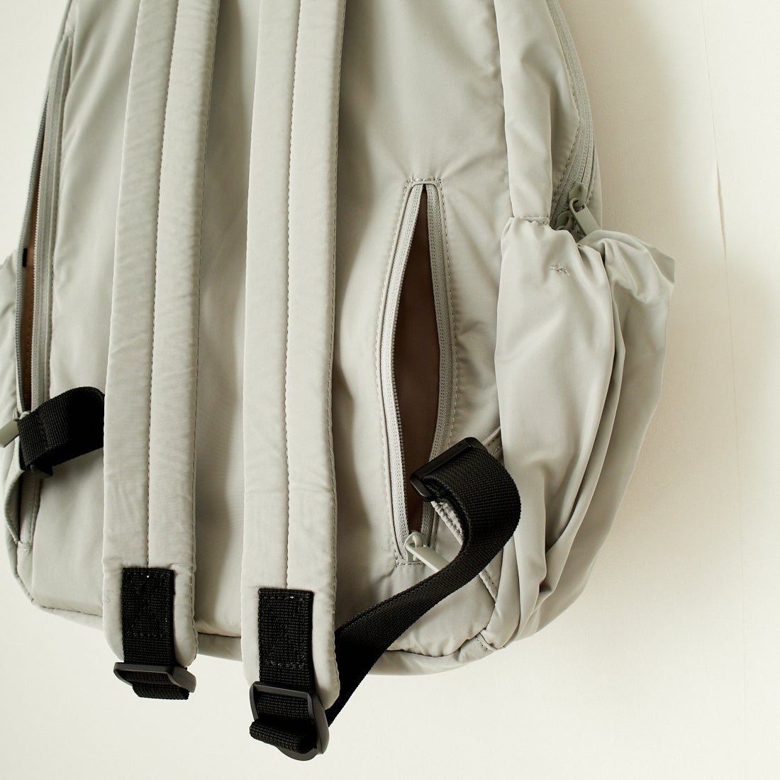 emmi [エミ] エコ撥水ギャザーボディーバックパック [13WGB239304] L.GRY