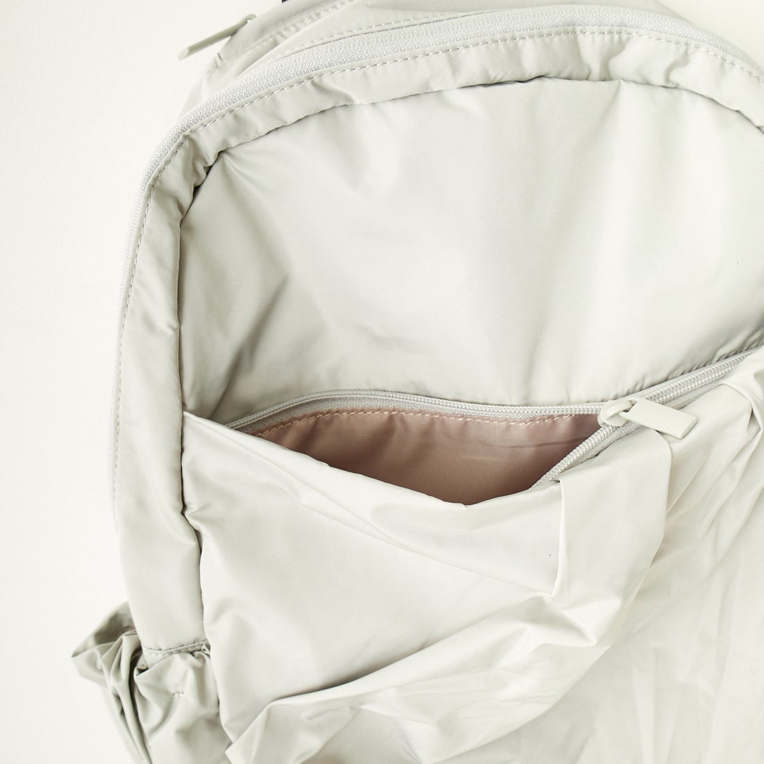 emmi [エミ] エコ撥水ギャザーボディーバックパック [13WGB239304] L.GRY