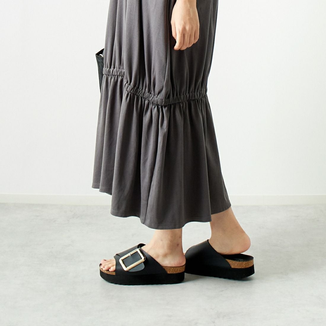 Jeans Factory Clothes [ジーンズファクトリークローズ] スムースタフタスリーブカットワンピース [7445328] C.GRAY &&モデル身長：167cm 着用サイズ：F&&