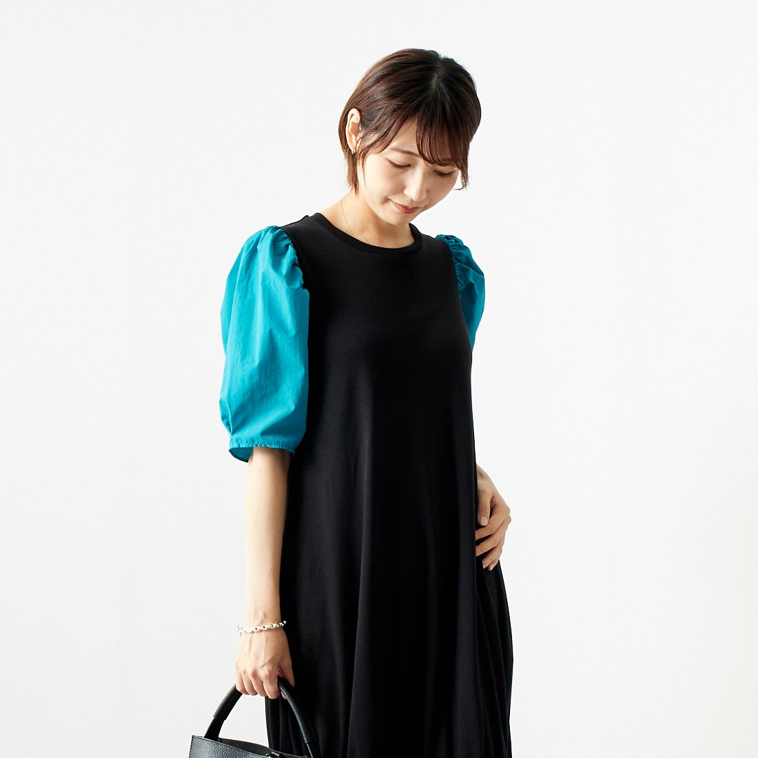 Jeans Factory Clothes [ジーンズファクトリークローズ] スムースタフタスリーブカットワンピース [7445328] BLACK &&モデル身長：167cm 着用サイズ：F&&