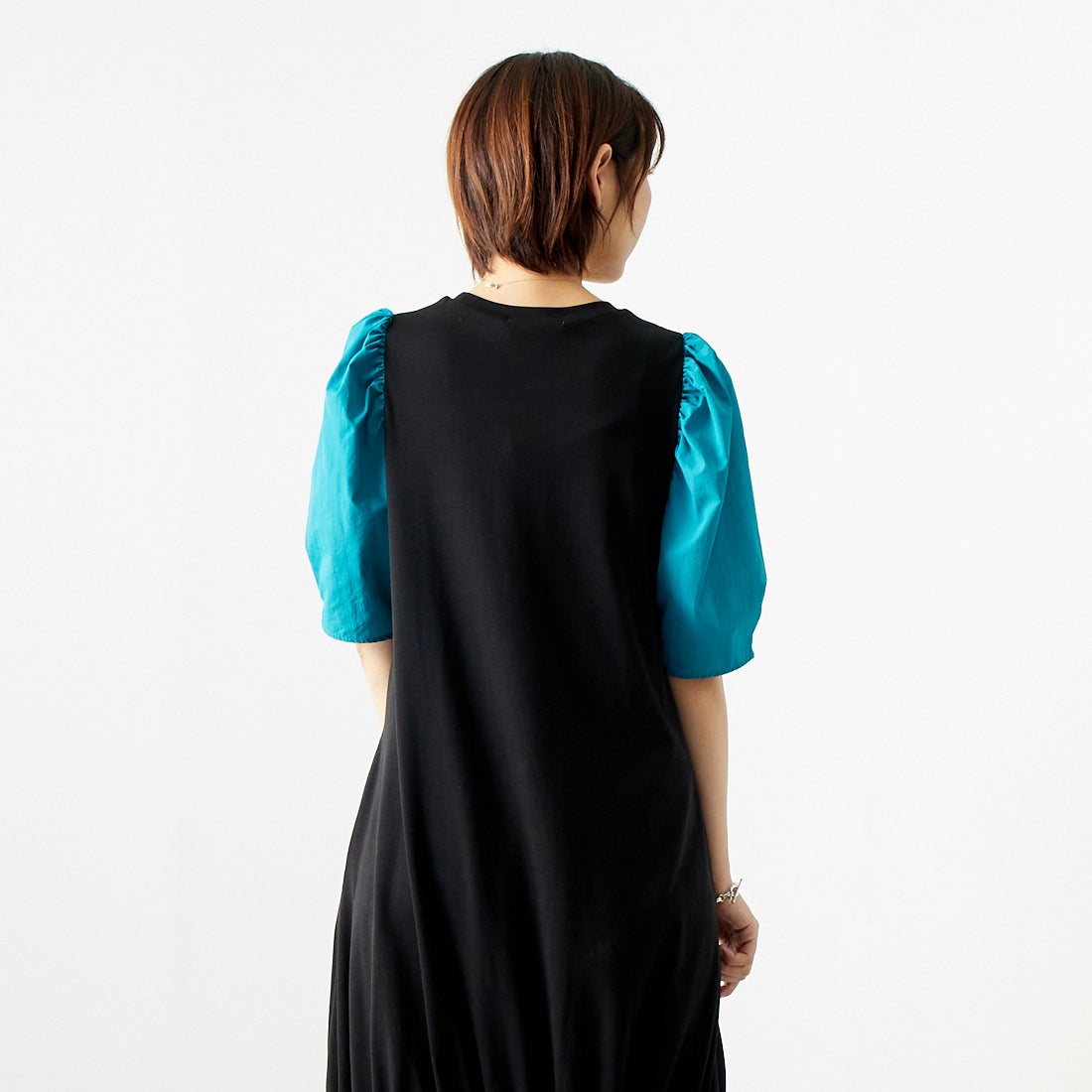 Jeans Factory Clothes [ジーンズファクトリークローズ] スムースタフタスリーブカットワンピース [7445328] BLACK &&モデル身長：167cm 着用サイズ：F&&
