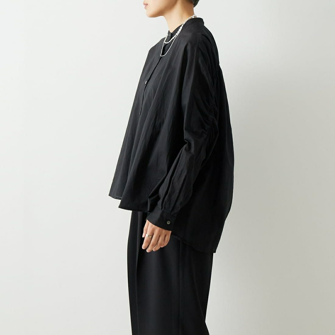 mizuiro ind [ミズイロインド] バックギャザーワイドシャツ [1-238975] 99 BLACK &&モデル身長：160cm 着用サイズ：F&&