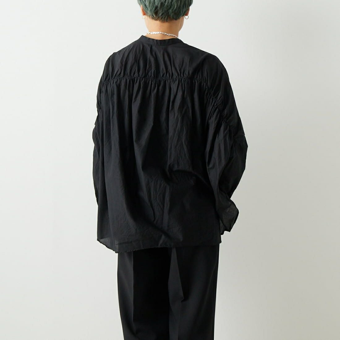 mizuiro ind [ミズイロインド] バックギャザーワイドシャツ [1-238975] 99 BLACK &&モデル身長：160cm 着用サイズ：F&&
