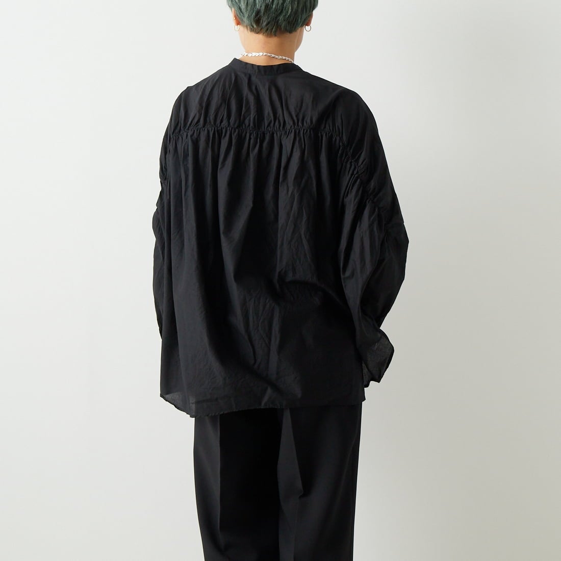 mizuiro ind [ミズイロインド] バックギャザーワイドシャツ [1-238975] 99 BLACK &&モデル身長：160cm 着用サイズ：F&&