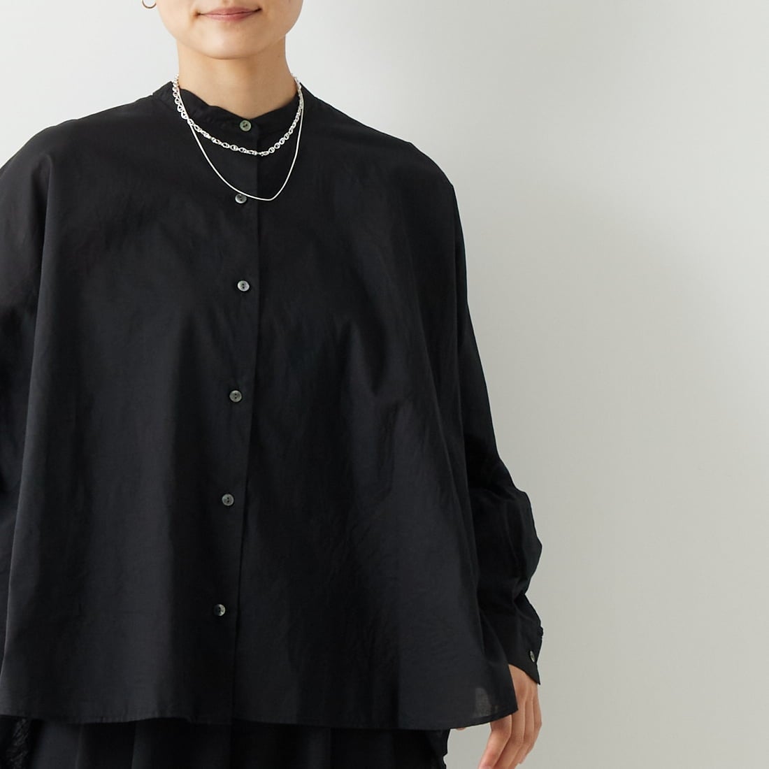 mizuiro ind [ミズイロインド] バックギャザーワイドシャツ [1-238975] 99 BLACK &&モデル身長：160cm 着用サイズ：F&&