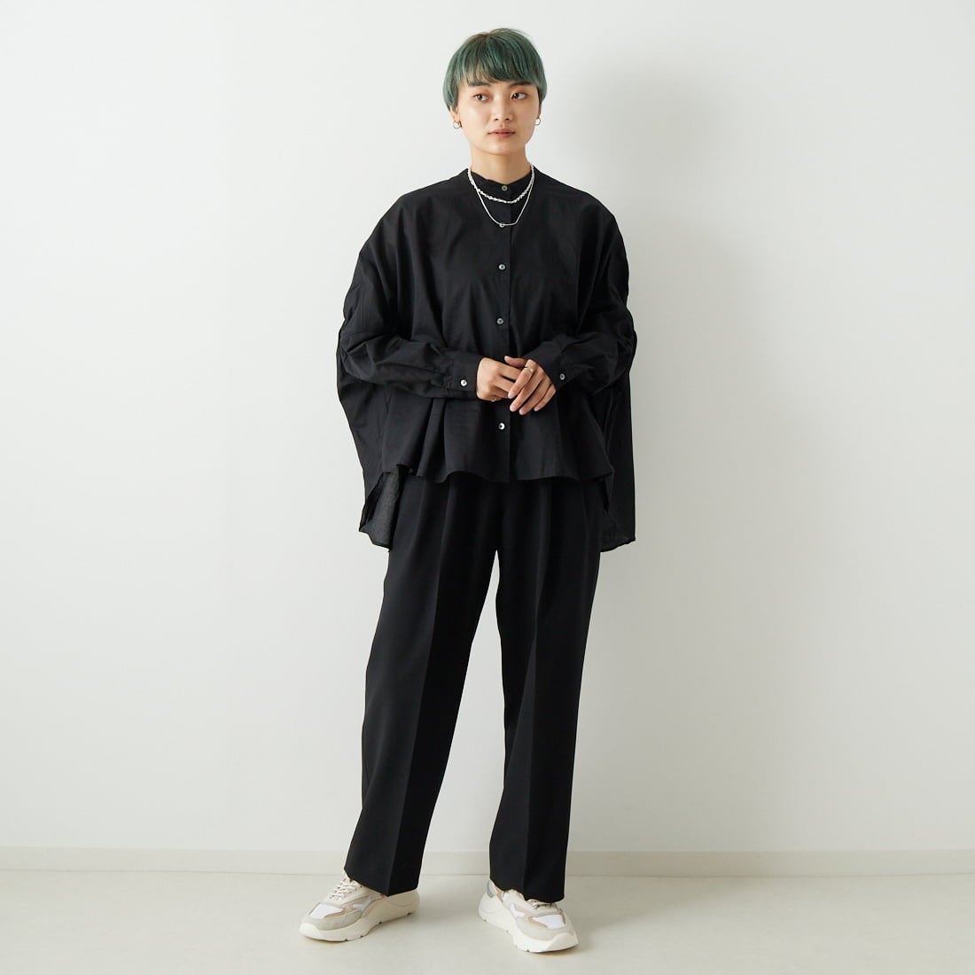 mizuiro ind [ミズイロインド] バックギャザーワイドシャツ [1-238975] 99 BLACK &&モデル身長：160cm 着用サイズ：F&&